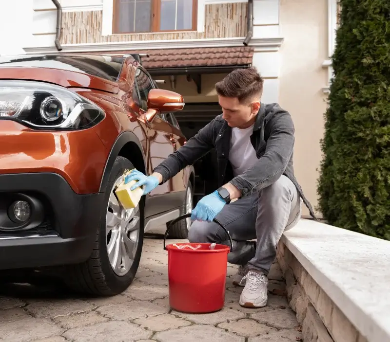 Lavage auto à domicile Porto-Vecchio : professionnel intervenant sur un véhicule